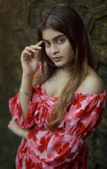 Maya Deshmukh – stylish new call girl in Rajajinagar Bangalore for shopping, road trips and flirty dates